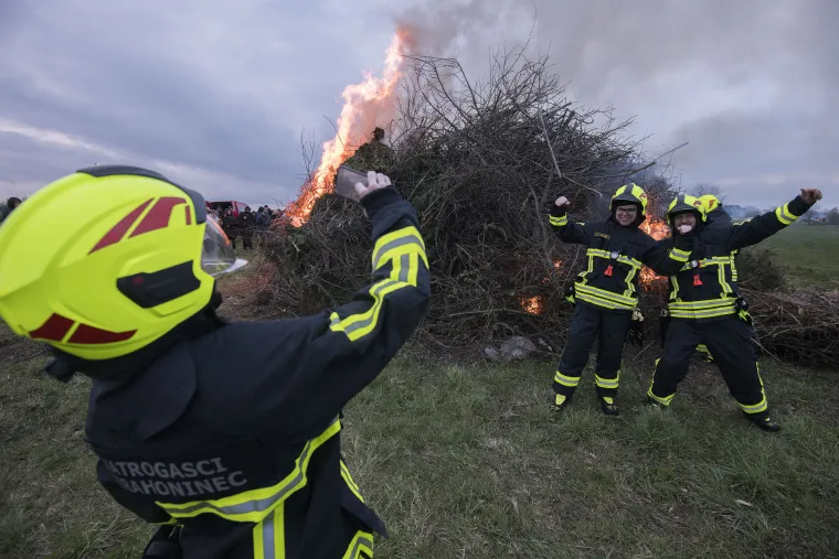 Pogledajte kako su večeras gorjeli krijesovi u međimurskom Strahonincu. Običaj je to poznat kao Vuzmenka