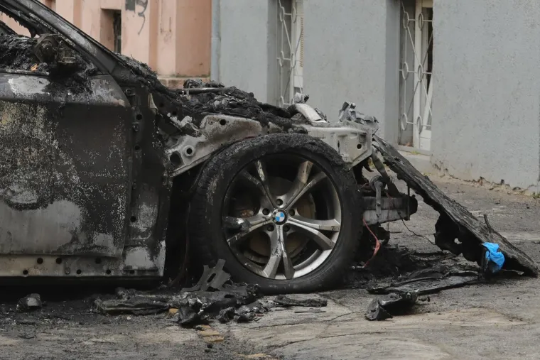 Jutros izgorio BMW u centru Osijeka, objavljene fotke