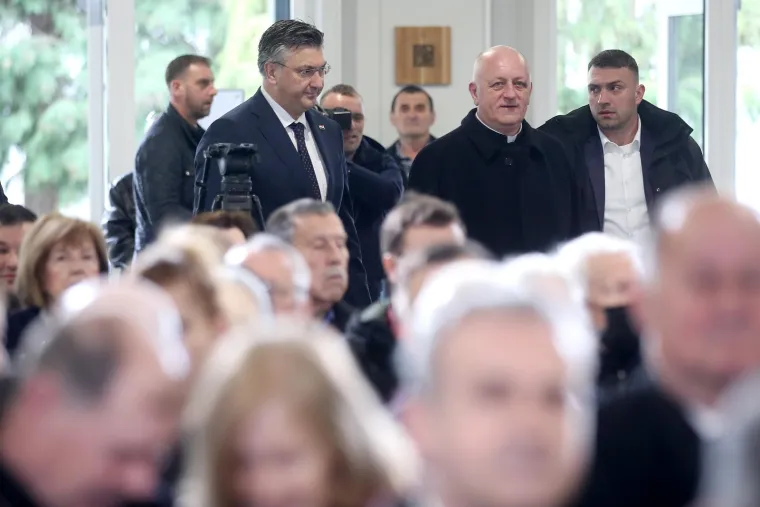 A tko nam to fali! Ma ne brinite i on je tu, samo što se u ovom trenutku još nije bio pojavio, a onda je bljesnuo u velikom stilu