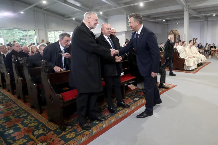 A tko nam to fali! Ma ne brinite i on je tu, samo što se u ovom trenutku još nije bio pojavio, a onda je bljesnuo u velikom stilu