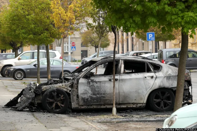 Skupocjeni BMW planuo u centru Osijeka, čini se da pripada sutkini koja je sudila u poznatim slučajevima