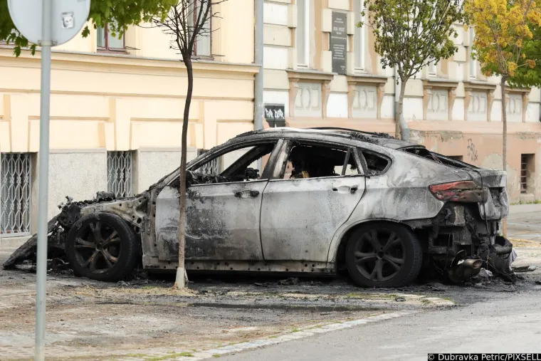 Skupocjeni BMW planuo u centru Osijeka, čini se da pripada sutkini koja je sudila u poznatim slučajevima
