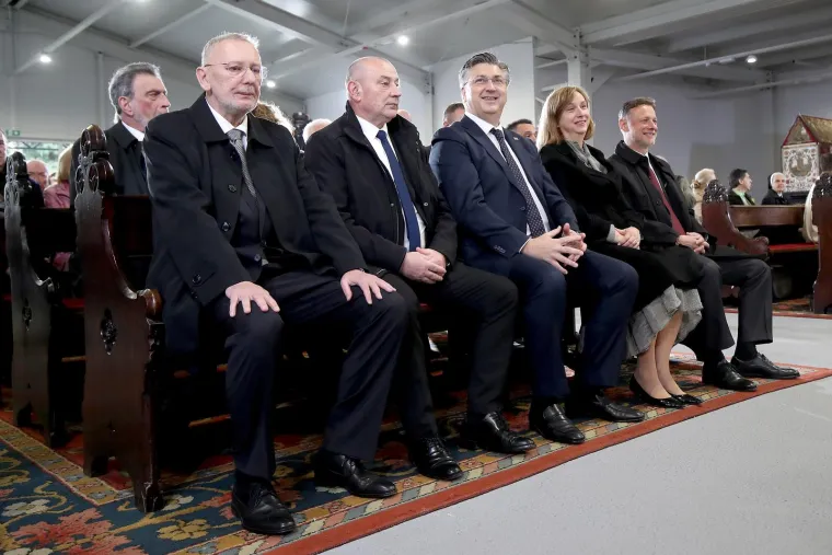 Na uskrsnoj misi, s osmijehom od uha do uha pojavili se i brojni političari. Neki su poveli i supruge