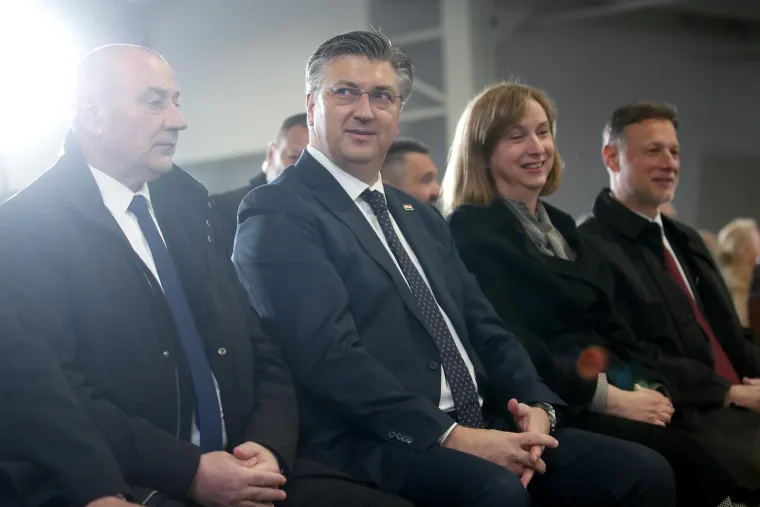 Na uskrsnoj misi, s osmijehom od uha do uha pojavili se i brojni političari. Neki su poveli i supruge