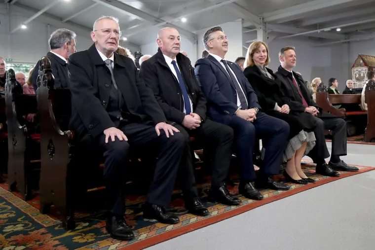 Na uskrsnoj misi, s osmijehom od uha do uha pojavili se i brojni političari. Neki su poveli i supruge