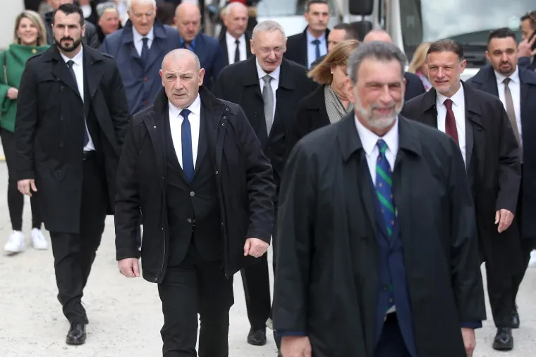 Na uskrsnoj misi, s osmijehom od uha do uha pojavili se i brojni političari. Neki su poveli i supruge