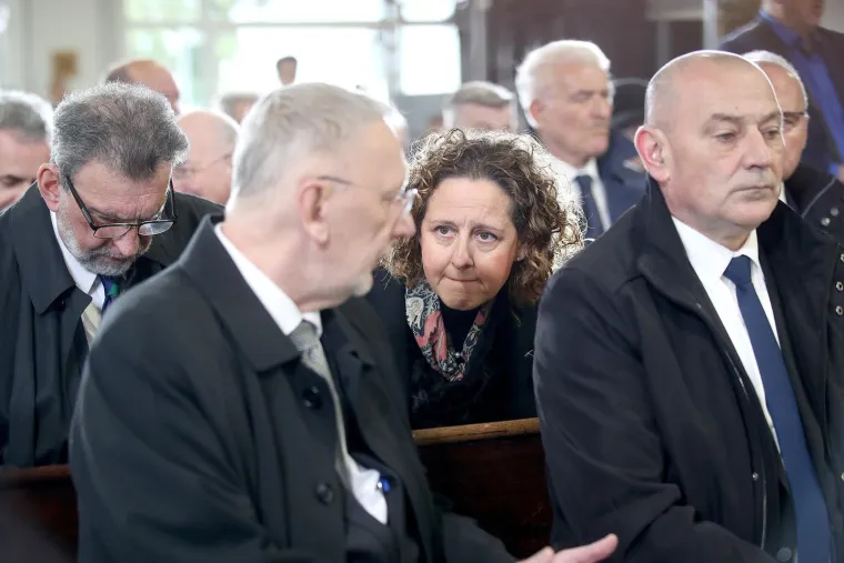 Na uskrsnoj misi, s osmijehom od uha do uha pojavili se i brojni političari. Neki su poveli i supruge