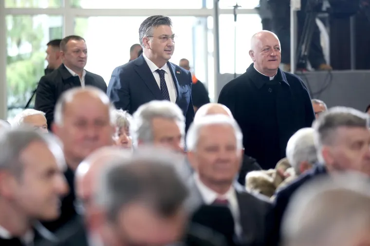 Na uskrsnoj misi, s osmijehom od uha do uha pojavili se i brojni političari. Neki su poveli i supruge