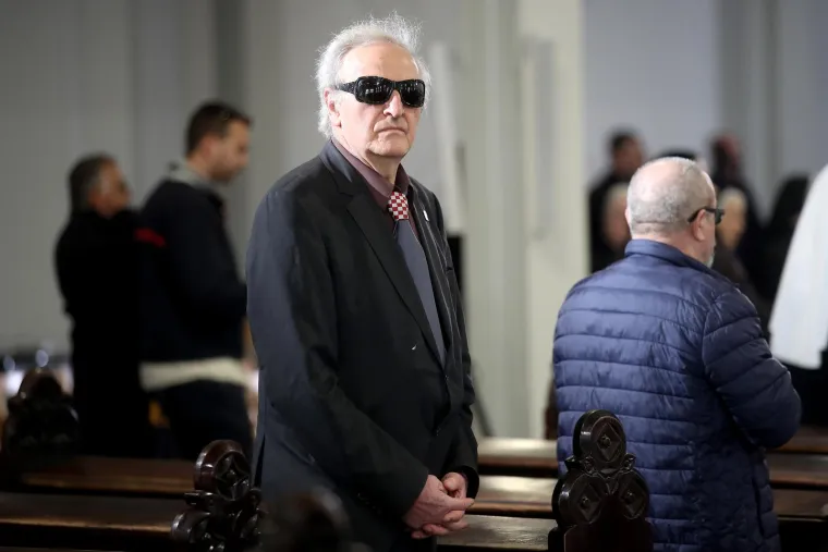 Na uskrsnoj misi, s osmijehom od uha do uha pojavili se i brojni političari. Neki su poveli i supruge