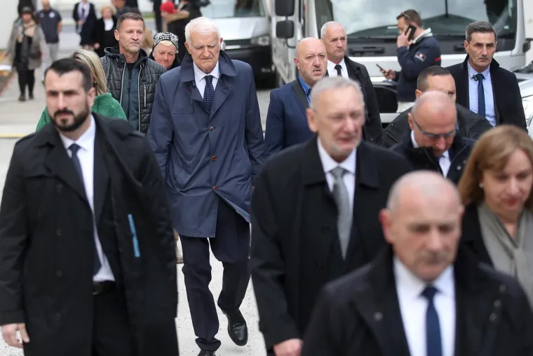 Na uskrsnoj misi, s osmijehom od uha do uha pojavili se i brojni političari. Neki su poveli i supruge