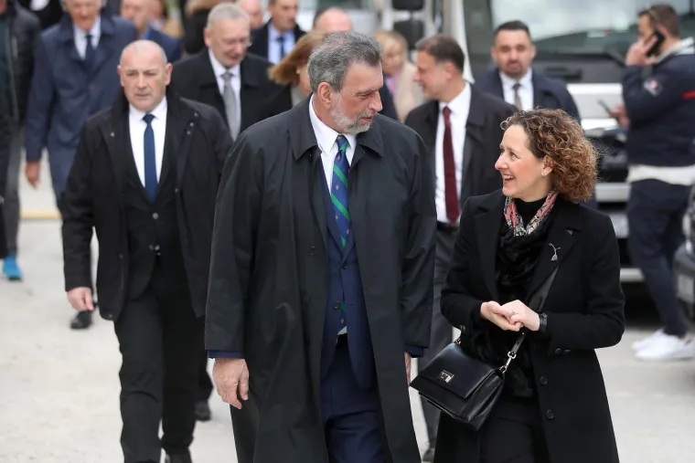 Na uskrsnoj misi, s osmijehom od uha do uha pojavili se i brojni političari. Neki su poveli i supruge