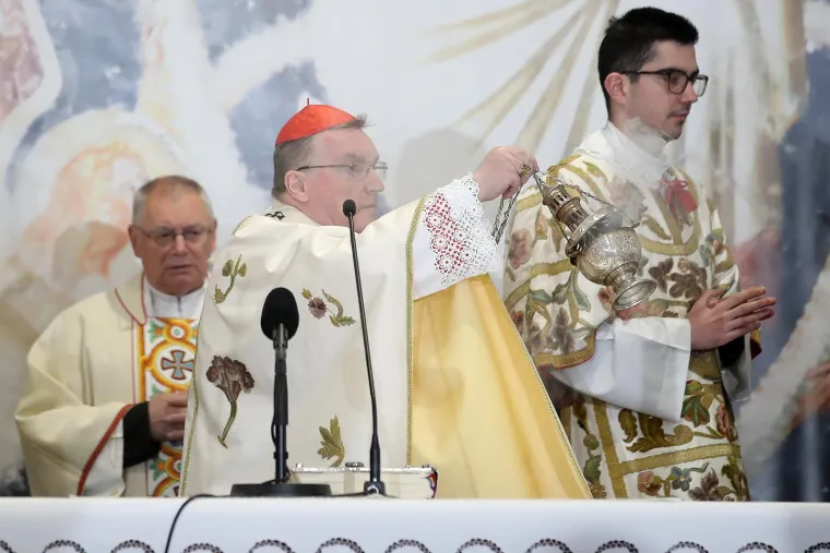 Na uskrsnoj misi, s osmijehom od uha do uha pojavili se i brojni političari. Neki su poveli i supruge