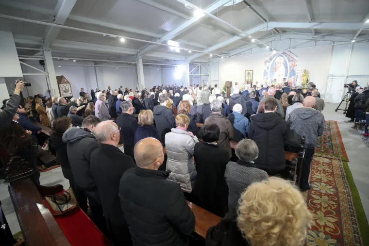 Na uskrsnoj misi, s osmijehom od uha do uha pojavili se i brojni političari. Neki su poveli i supruge