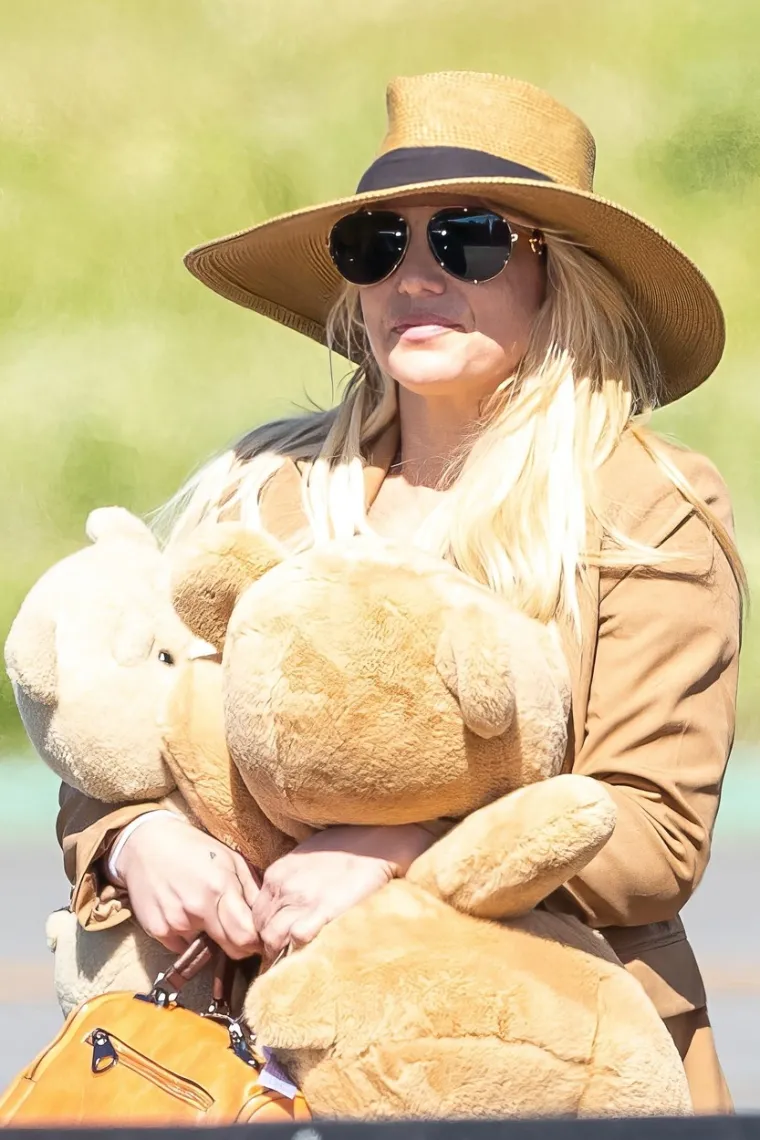 Britney Spears vratila se s odmora bez zgodnog supruga, ali i vjenčanog prstena! Drugi detalj privukao golemu pažnju
