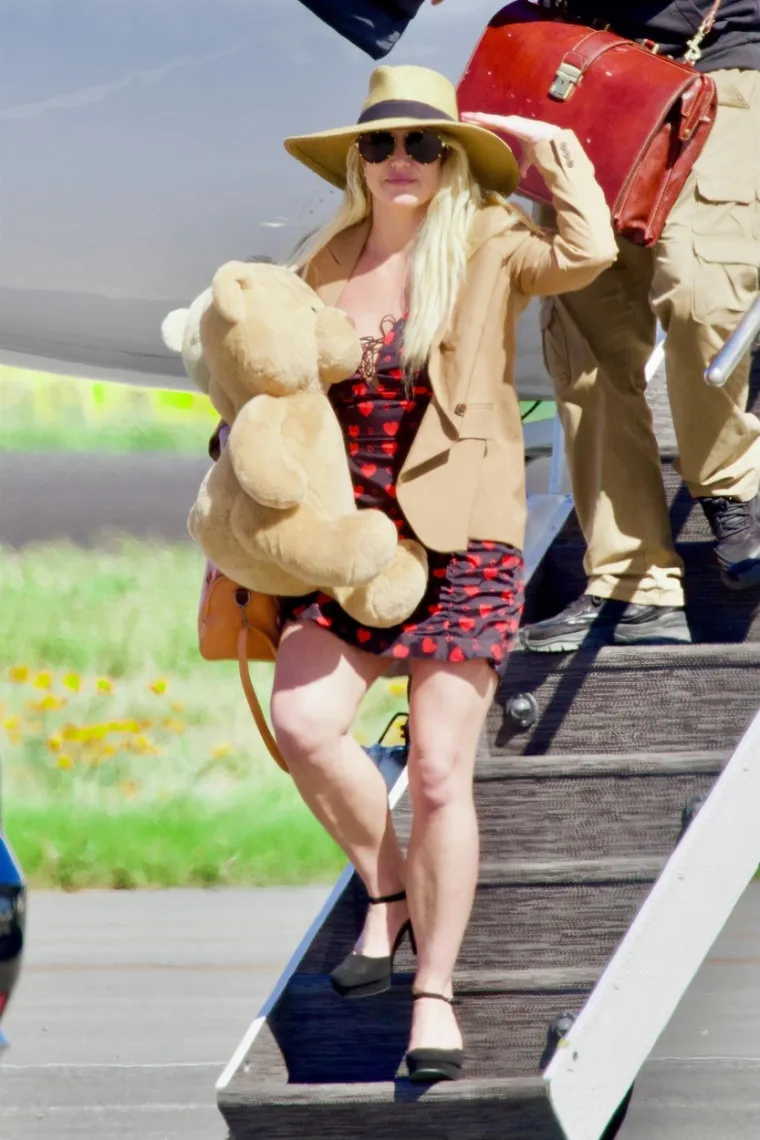 Britney Spears vratila se s odmora bez zgodnog supruga, ali i vjenčanog prstena! Drugi detalj privukao golemu pažnju