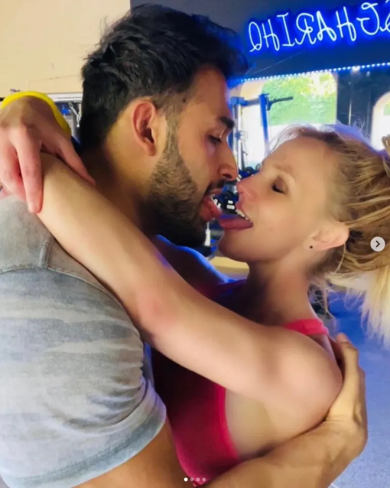 Britney Spears vratila se s odmora bez zgodnog supruga, ali i vjenčanog prstena! Drugi detalj privukao golemu pažnju