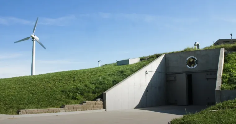 Hill je svojedobno kupio bivši silos američke vojske namijenjen interkontinentalnim balističkim raketama, zdanje ukupne veličine 14.000 m² i sagrađeno tako da može izdržati detonaciju nuklearne bojeve glave od 20 kilotona unutar manje od kilometra!