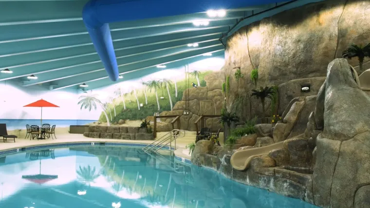 U bunkeru gotovo da nema čega nema - od bazena s pješčanom plažom, kino dvorane s više od tri tisuće naslova, operacijskih i zubarskih sala, učionica, teretana, kuhinja, knjižnica, barova do prostora za uzgoj voća i povrća - a osmišljen je tako da u njemu godinama može bez ikakvih problema živjeti oko 75 ljudi.