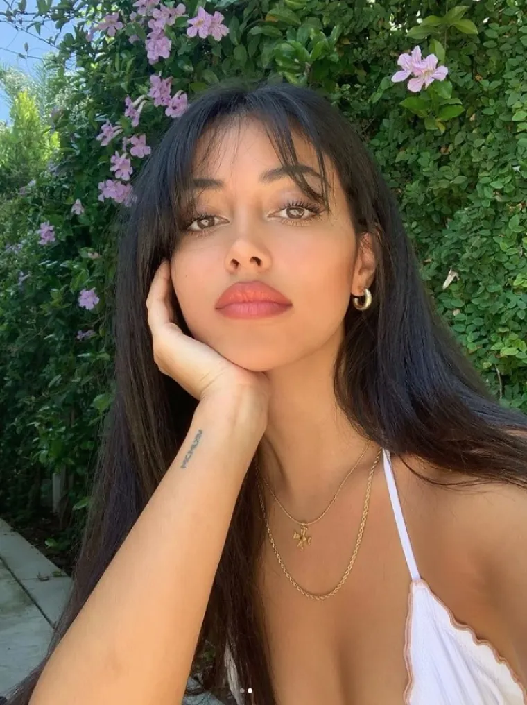 Nema veze &scaron;to mu propada karijera kada je ona pored njega; Prelijepa djevojka slavnog nogometa&scaron;a legla na krevet i pozirala bez grudnjaka