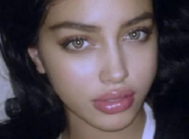 Nema veze &scaron;to mu propada karijera kada je ona pored njega; Prelijepa djevojka slavnog nogometa&scaron;a legla na krevet i pozirala bez grudnjaka