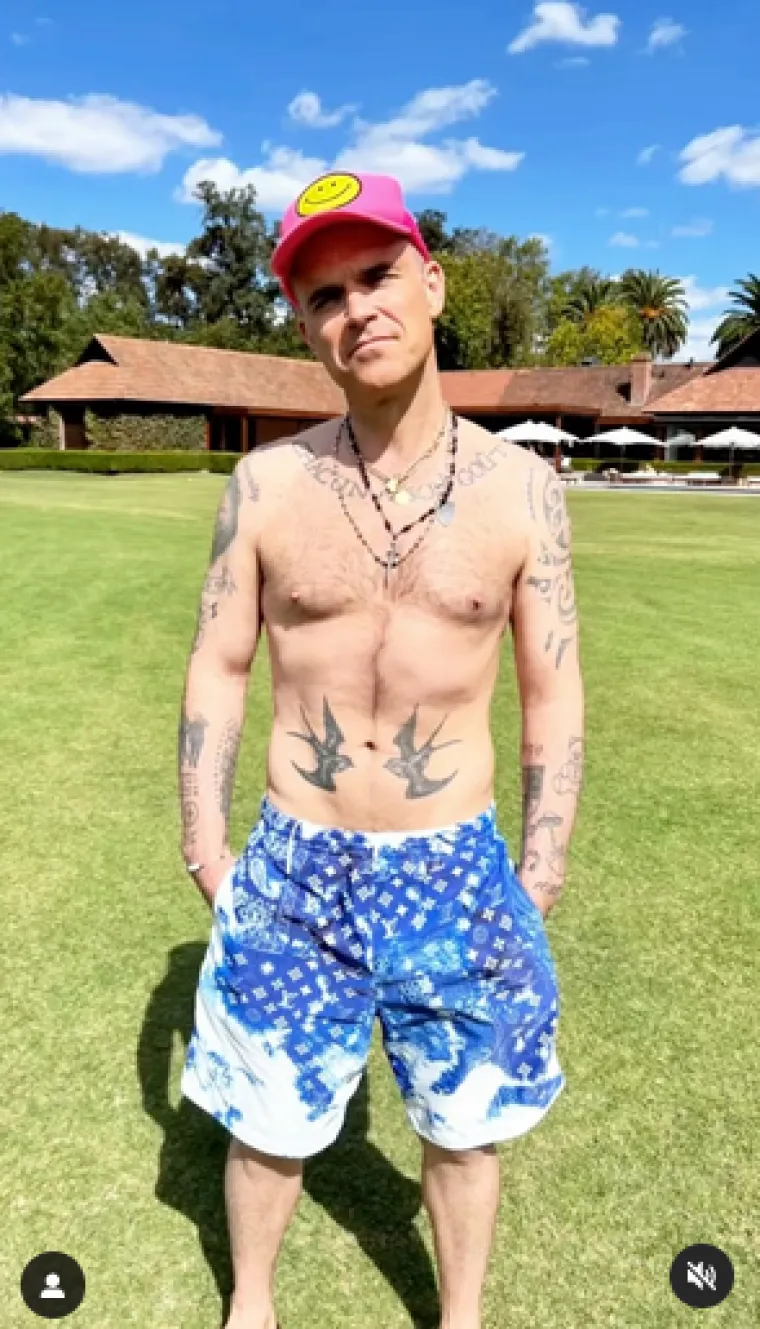 Robbie Williams smršavio je uoči objave svog novog albuma, a za stalno variranje u težini okrivio je svoju ovisničku osobnost, navodeći kako jednostavno ne može prestati jesti pojedine skupine namirnica, poput šećera, u umjerenim količinama.