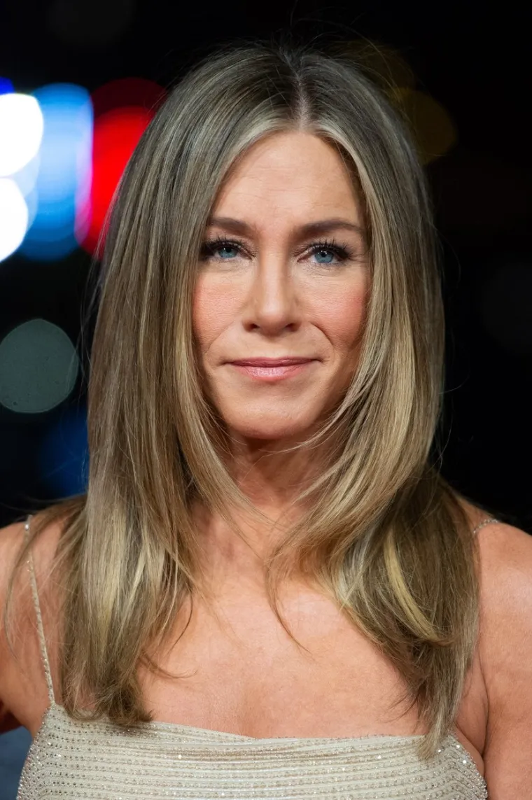 Jennifer Aniston, čiju su &quot;Rachel frizuru&quot; oponašale žene diljem planete, priznala je da joj je nošenje ekstenzija uzrokovalo oštećenje i gubitak kose. Ona je u intervjuu za MSNBC otkrila su ekstenzije oštetile njenu kosu do mjere da se više nije mogla popraviti. Jennifer je ugrađivala nove ekstenzije kako bi prekrila ćelava mjesta na glavi, no nakon nekog vremena odlučila ih je odbaciti i drastično skratiti kosu te je više njegovati.