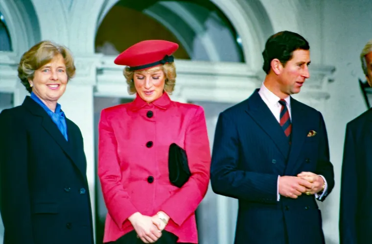 Ulje na vatru dolio je princ Harry koji je otkrio šokantne detalje svog odnosa s ocem te je Camillu Parker nazvao &quot;zločestom maćehom&quot;.