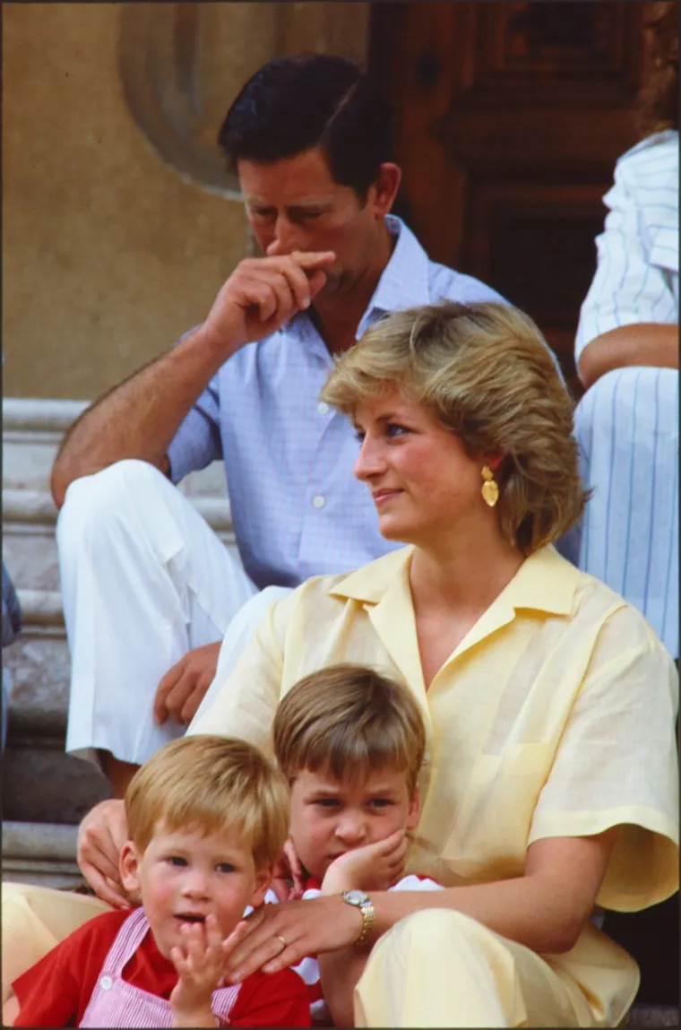 Ona je navodno bila "impresionirana slično&scaron;ću Sarah Spencer i Lady Di". Mnogi su se zapitali koliko zapravo ima istine u cijeloj ovoj priči jer nema dokaza da Sarah doista postoji, a članovi kraljevske obitelji nikad se o tome nisu oglasili.