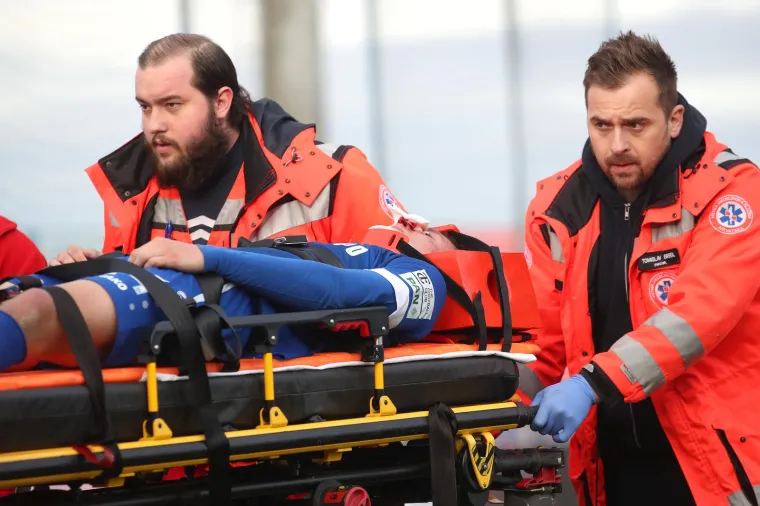Stra&scaron;ne scene u Koprivnici: Nakon žestokog sudara potekla je krv, igrač hitno prebačen u bolnicu