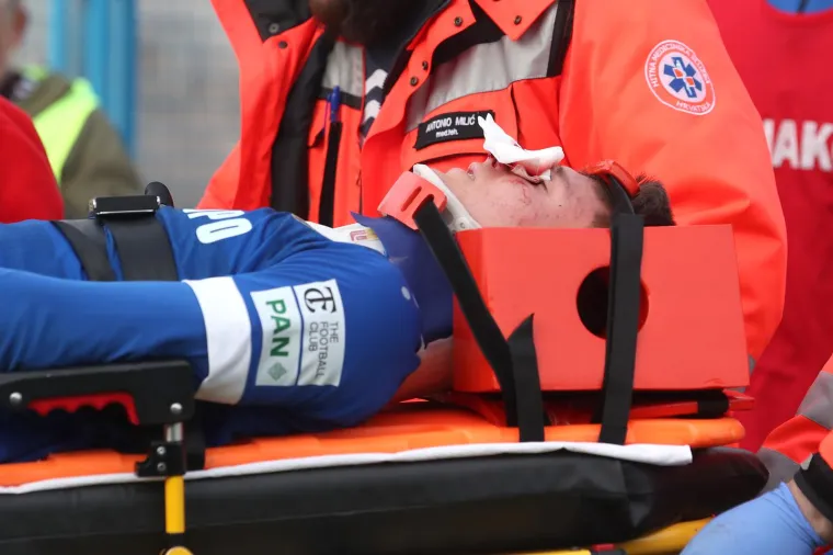 Stra&scaron;ne scene u Koprivnici: Nakon žestokog sudara potekla je krv, igrač hitno prebačen u bolnicu