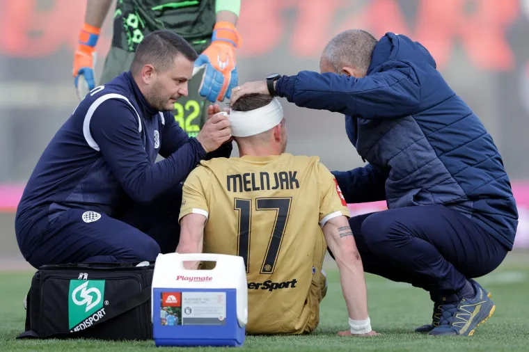 Stra&scaron;ne scene u Koprivnici: Nakon žestokog sudara potekla je krv, igrač hitno prebačen u bolnicu