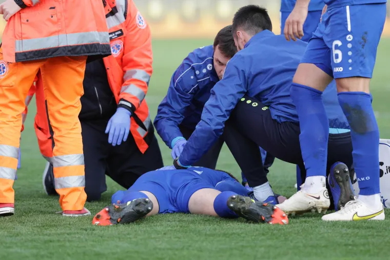 Stra&scaron;ne scene u Koprivnici: Nakon žestokog sudara potekla je krv, igrač hitno prebačen u bolnicu