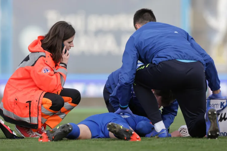 Stra&scaron;ne scene u Koprivnici: Nakon žestokog sudara potekla je krv, igrač hitno prebačen u bolnicu