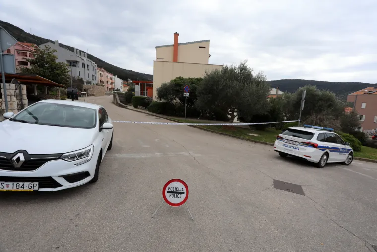 Ovo je mjesto gdje su na Cresu zapaljena 3 automobila. Ljudi su šokirani. To je uvijek bilo mirno mjesto za život