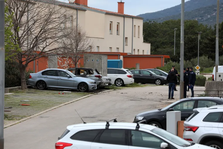 Ovo je mjesto gdje su na Cresu zapaljena 3 automobila. Ljudi su šokirani. To je uvijek bilo mirno mjesto za život