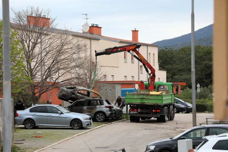 Ovo je mjesto gdje su na Cresu zapaljena 3 automobila. Ljudi su šokirani. To je uvijek bilo mirno mjesto za život