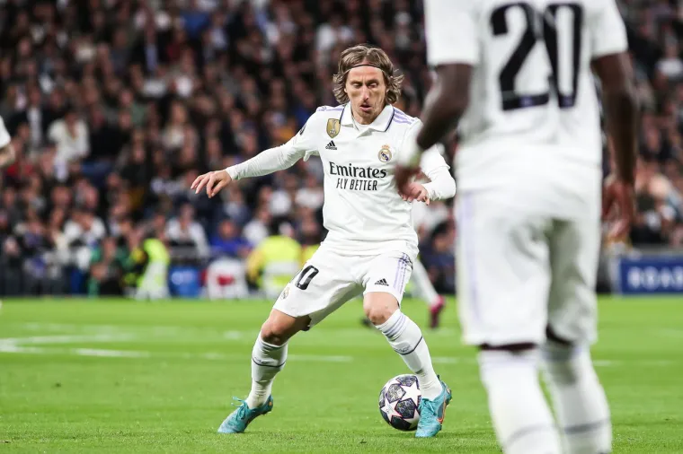 Ne može mu nitko ni&scaron;ta, od čarolije hrvatskog maestra svi padaju na tlo: Ovako je izgledao Modrićev nastup protiv Chelseaja