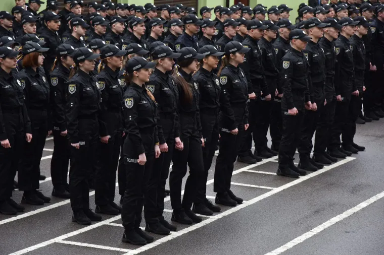 Da, rat u zemlji bjesni, ali ovi mladi policajci zaslužili su diplome. Pogledajte ceremoniju dodjele
