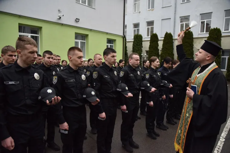 Da, rat u zemlji bjesni, ali ovi mladi policajci zaslužili su diplome. Pogledajte ceremoniju dodjele