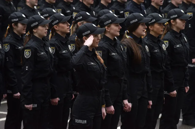 Da, rat u zemlji bjesni, ali ovi mladi policajci zaslužili su diplome. Pogledajte ceremoniju dodjele
