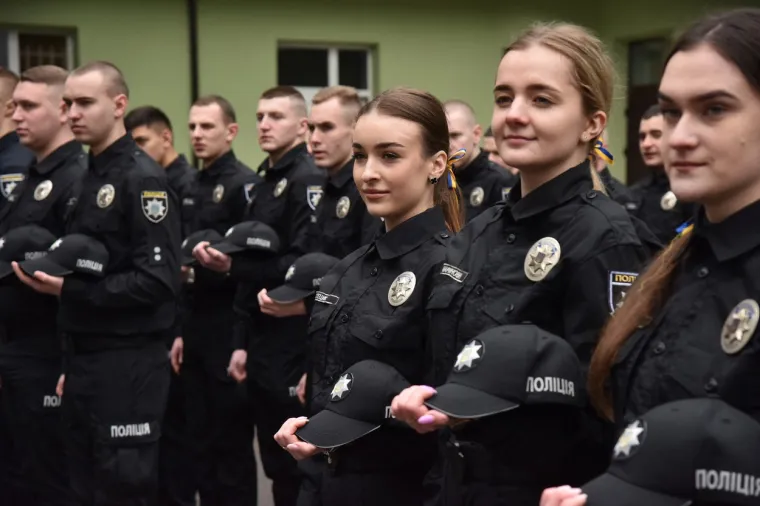 Da, rat u zemlji bjesni, ali ovi mladi policajci zaslužili su diplome. Pogledajte ceremoniju dodjele
