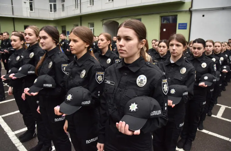 Da, rat u zemlji bjesni, ali ovi mladi policajci zaslužili su diplome. Pogledajte ceremoniju dodjele