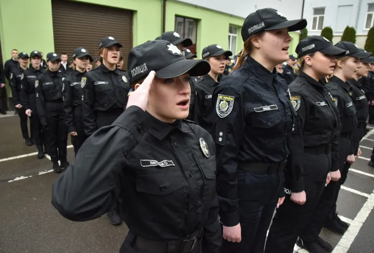 Da, rat u zemlji bjesni, ali ovi mladi policajci zaslužili su diplome. Pogledajte ceremoniju dodjele