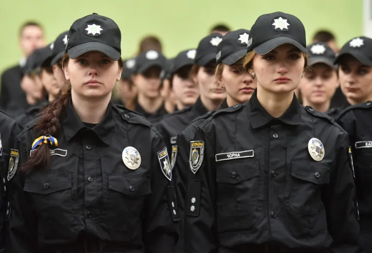 Da, rat u zemlji bjesni, ali ovi mladi policajci zaslužili su diplome. Pogledajte ceremoniju dodjele