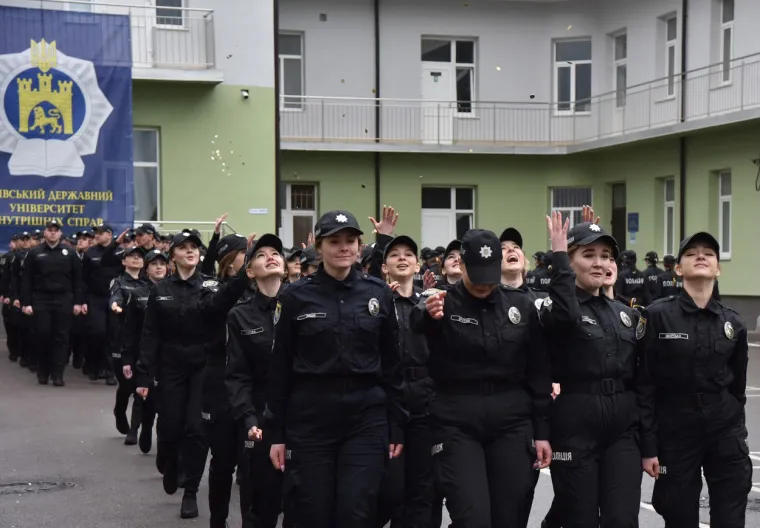 Da, rat u zemlji bjesni, ali ovi mladi policajci zaslužili su diplome. Pogledajte ceremoniju dodjele