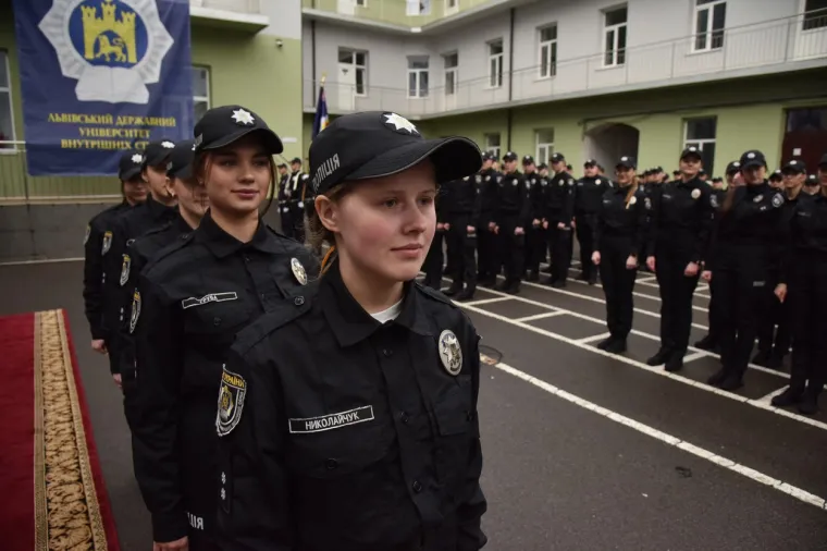 Da, rat u zemlji bjesni, ali ovi mladi policajci zaslužili su diplome. Pogledajte ceremoniju dodjele