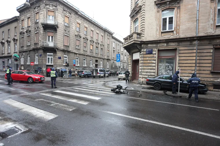 Kr&scaron; i lom na Palmotićevoj u Zagrebu: Sudarila se dva automobila, jedan naletio na pje&scaron;aka