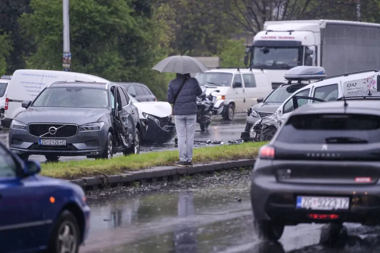 Krš i lom na Slavonskoj aveniji: Sudarila se vozila u oba smjera, ima ozlijeđenih