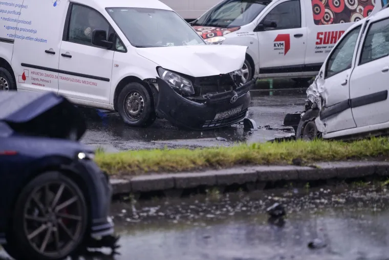 Krš i lom na Slavonskoj aveniji: Sudarila se vozila u oba smjera, ima ozlijeđenih