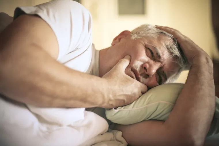 "Nesnosna bol može trajati i cijelu noć. U nekim slučajevima se bol javlja nakon nekog nadražaja, kao &scaron;to su hladno piće i slatki&scaron;i", obja&scaron;njava stomatologinja Aleksandra Barać.